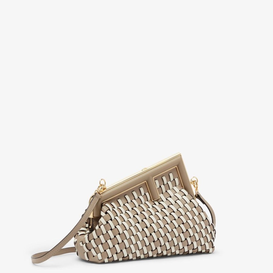 Donna Fendi Clutch E Pochette | Borsa In Pelle Intrecciata Tortora E Bianca